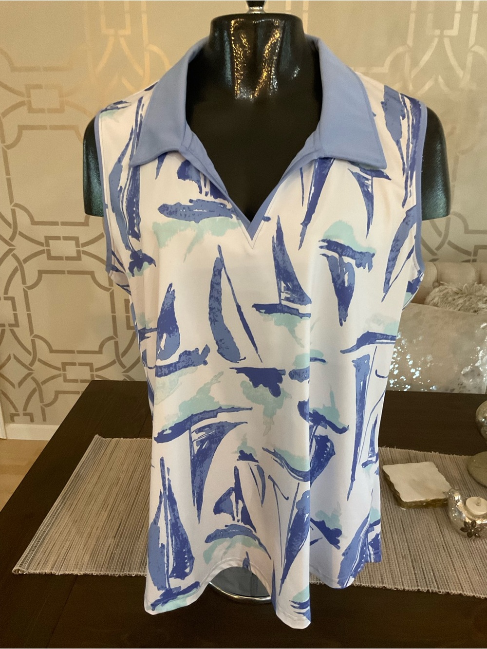 Sleeveless V-Neck Collared Top in Blue Sail Print